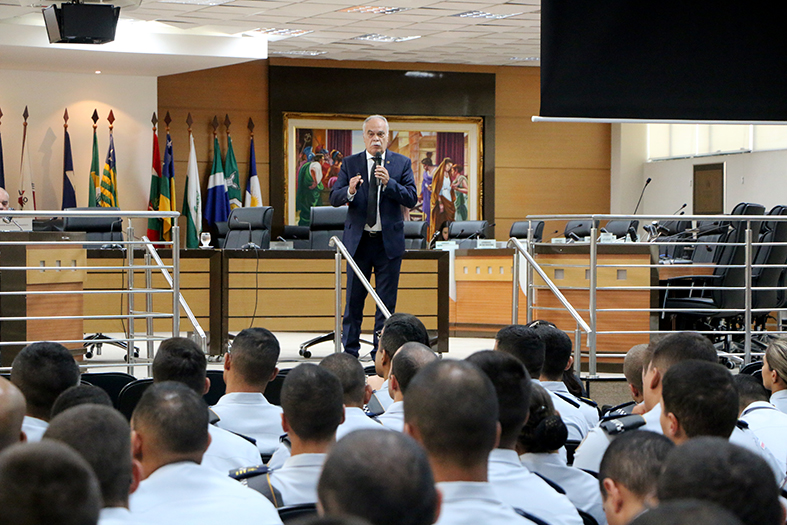 Palestrante durante evento em comemoração dos 40 anos da Justiça Militar no ES.