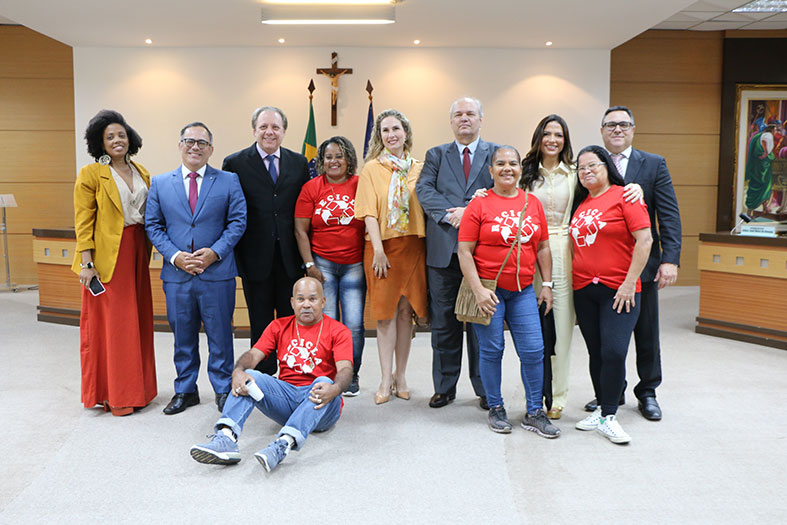 Participantes do evento reunidos para fotografia.