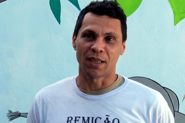 Francian, homem de pele parda com cabelos na cor preta.
