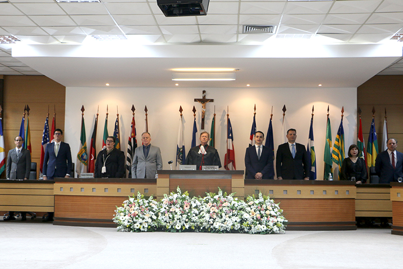 Mesa de honra na posse da desembargadora Débora Correa.