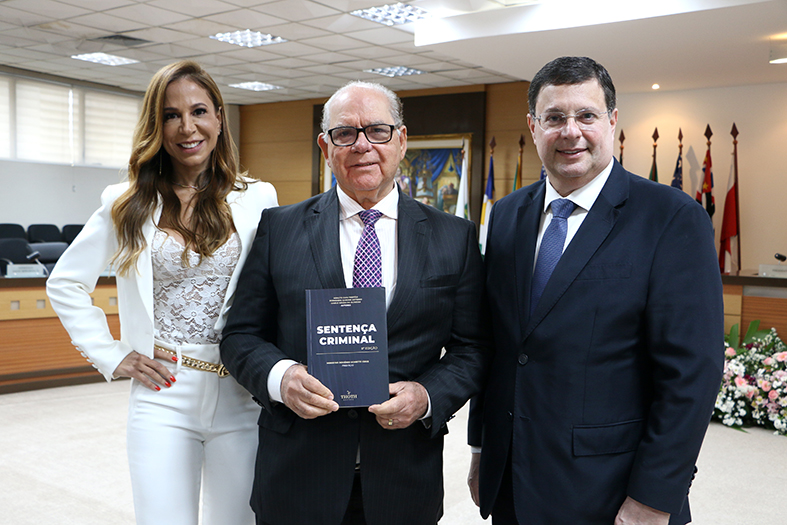Autoridades do judiciário capixaba posam para foto no lançamento de livro escrito por eles.