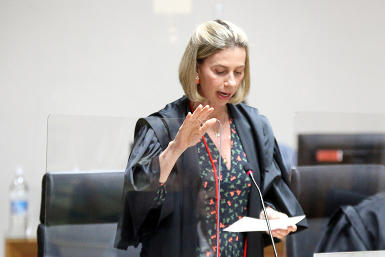 A desembargadora Marianne Júdice, mulher de pele branca e cabelos tingidos de loiro.