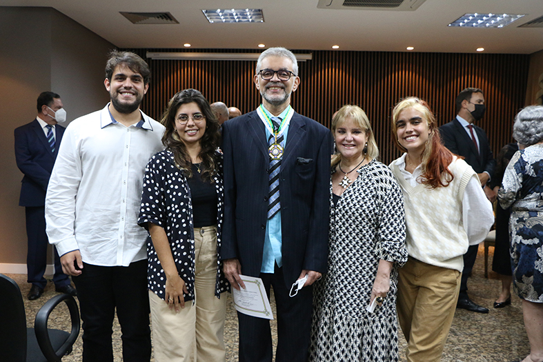O desembargador Álvaro posa para foto com sua família.