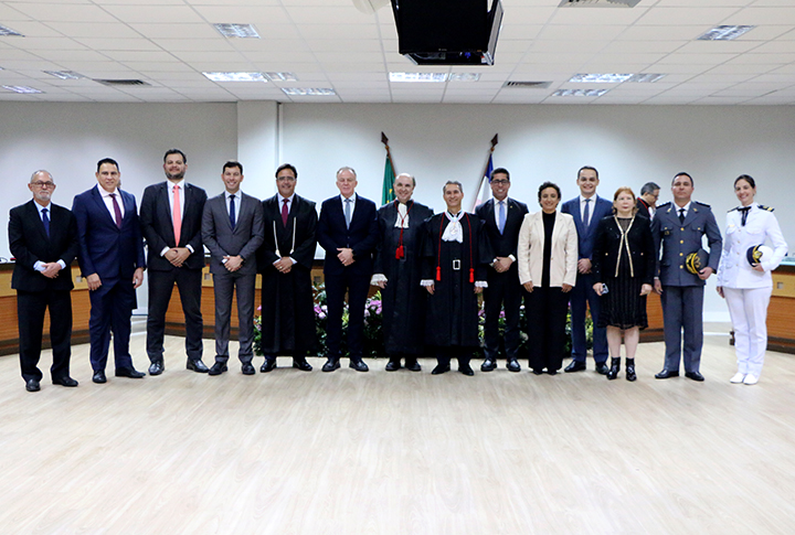 Autoridades do judiciário capixaba posam para foto.