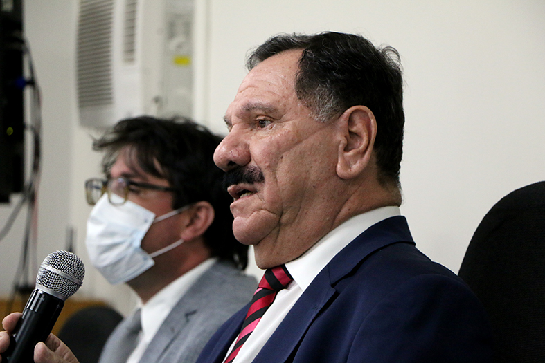 O presidente do TJES, Desembargador Ronaldo Gonçalves, fala ao microfone.