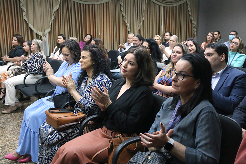 Platéia assiste entrega dos certificados aos mediadores recém formados.