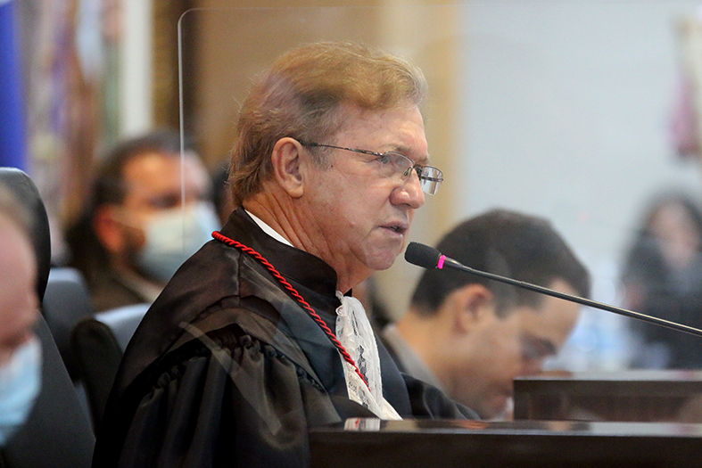 O presidente do TJES, desembargador Fábio Clem fala ao microfone.