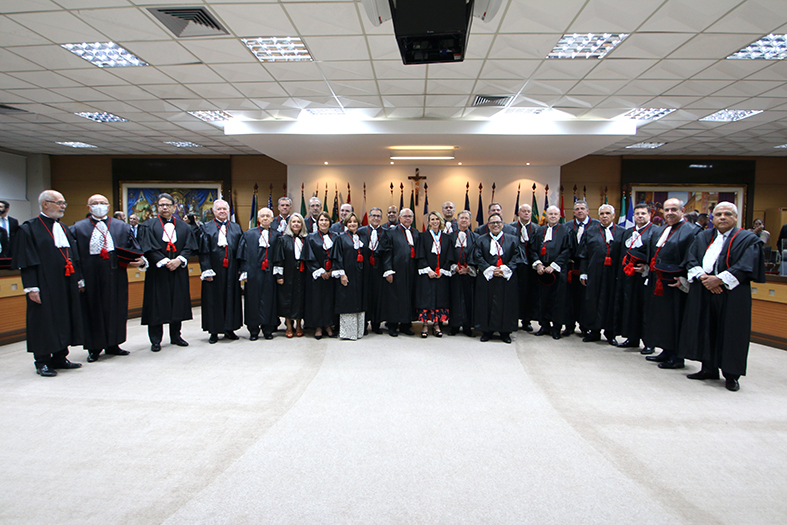 Desembargadores do TJES posam para foto no tribunal pleno.