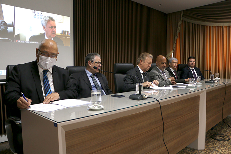 Autoridades do Judiciário assinam documento durante evento no salão nobre da corte.