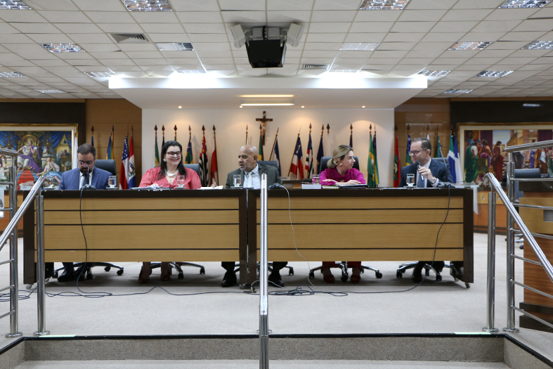 Autoridades diversas em mesa de honra.