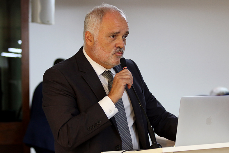 O juiz de direito titular da Auditoria da Justiça Militar do Poder Judiciário Estadual, Getúlio Marcos Pereira Neves fala ao microfone.