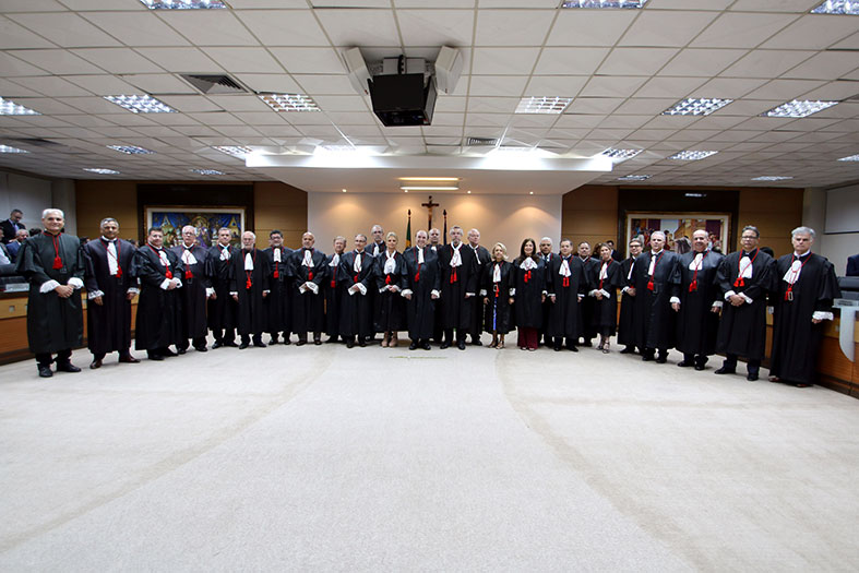 Todos os 30 desembargadores que compõem o tribunal de justiça do Espírito Santo posam para foto. 