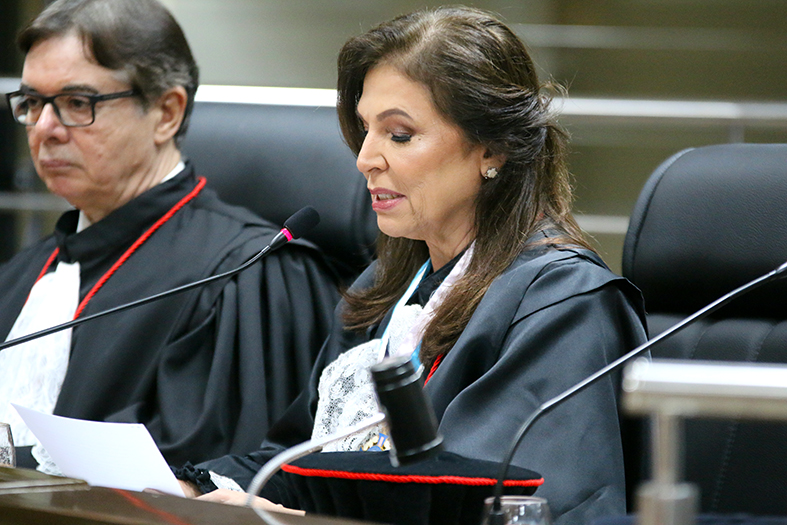 Débora Maria Ambos Corrêa da Silva.