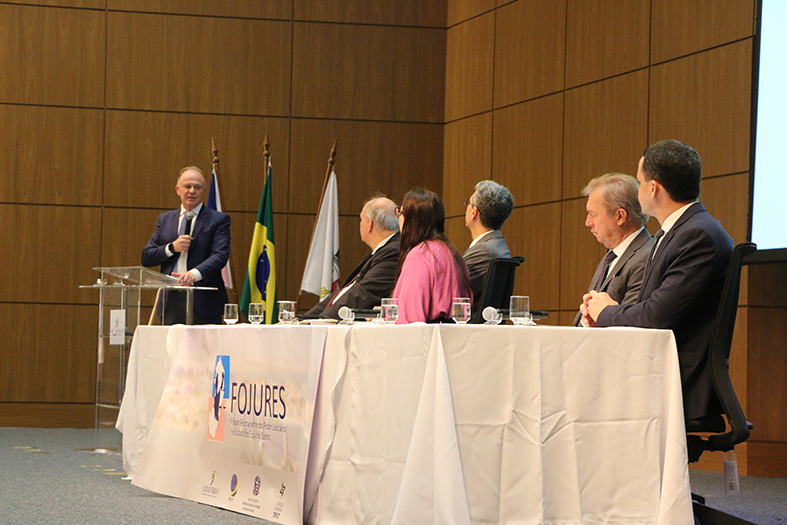 O governador do Espírito Santo Renato Casagrande fala se dirigindo à mesa de honra durante o FOJURES.