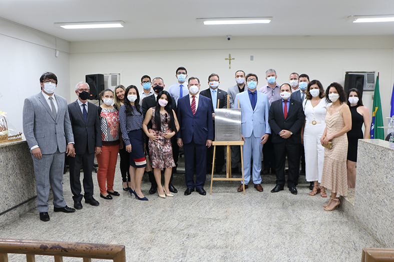 Grupo de pessoas posa para foto.