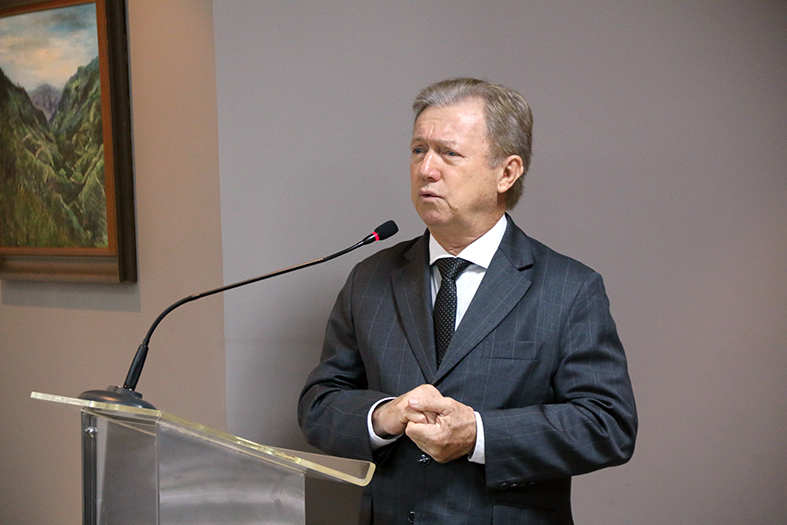 O presidente do TJES, desembargador Fabio Clem de Oliveira fala ao microfone.