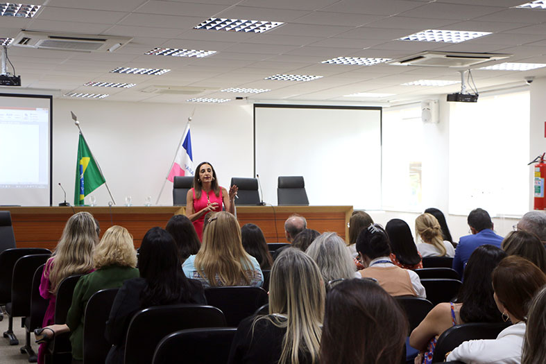 Público do 15º Fonamec participam de uma tarde de oficinas.
