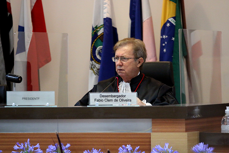 O presidente do TJES, desembargador Fábio Clem fala ao microfone.
