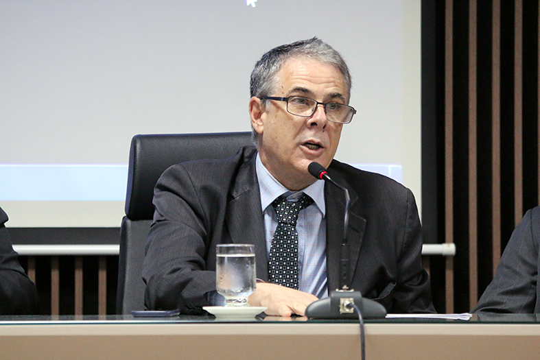 O desembargador Jorge Henrique Valle dos Santos, homem de pele branca, com cabelos grisalhos.