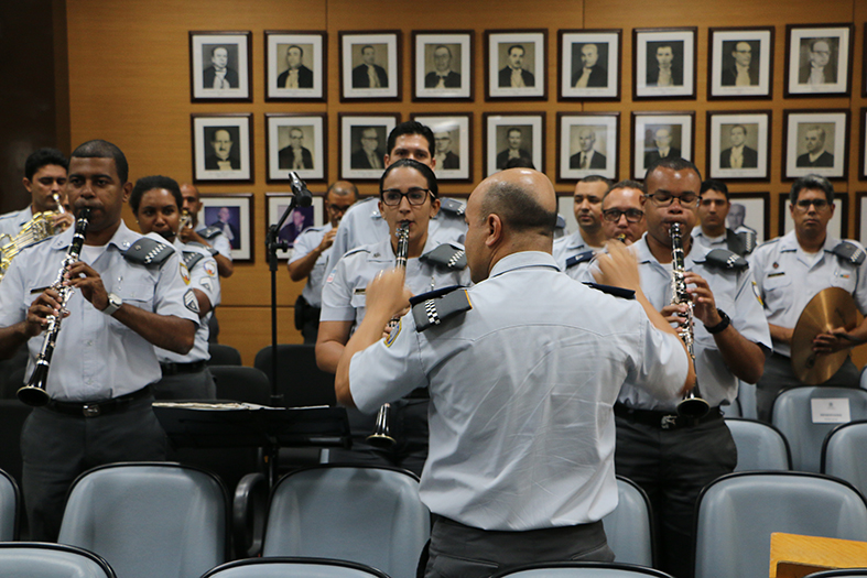 A Banda da Polícia Militar em apresentação no salão do Tribunal Pleno do TJES.