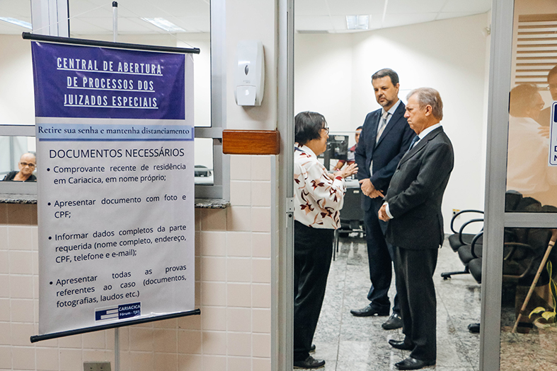 Autoridades do pjes visitam o fórum de Cariacica.