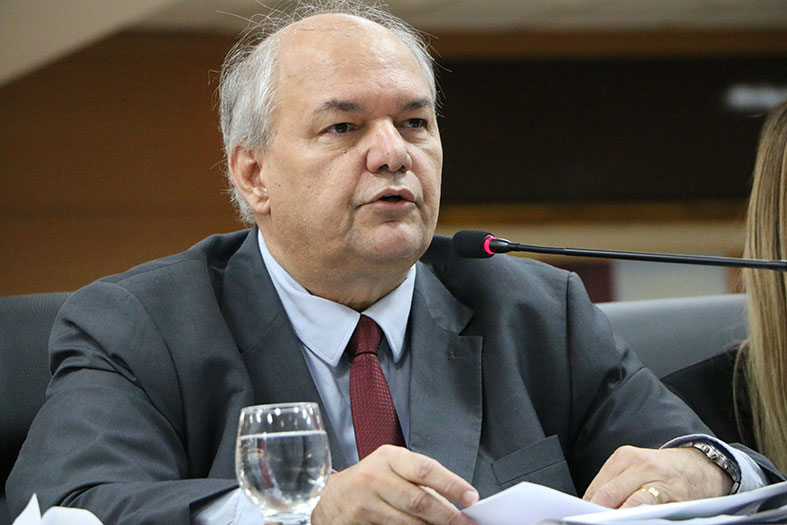 Namyr Carlos.