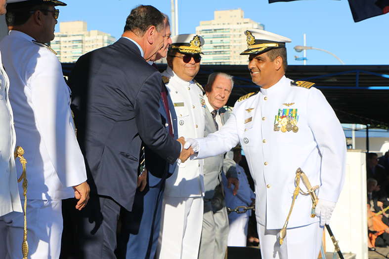 presidente cumprimentando o empossado no cargo