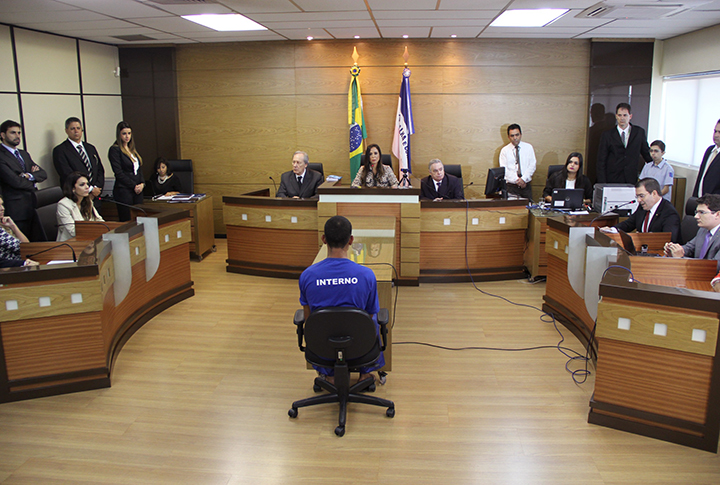 Imagem da primeira Audiência de Custódia realizada em 2015 com a presença do Ministro Ricardo Lewandowski, o saudoso Ex-Presidente Sérgio Bizzotto e a Juíza Gisele Souza de Oliveira.