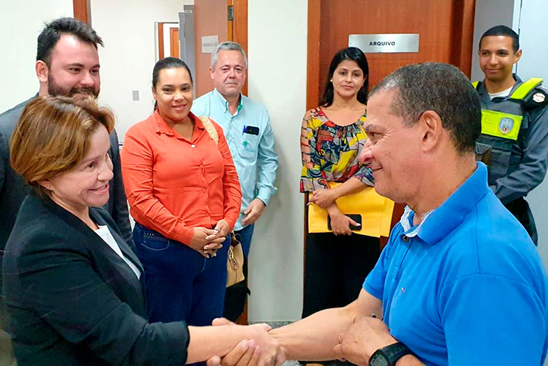A desembargadora Janete Vargas Simões, membro da Comissão Regional de Soluções Fundiárias, aperta a mão de um ocupante durante as conversações para a desocupação da área em uma localidade no Município de Boa Esperança/ES.