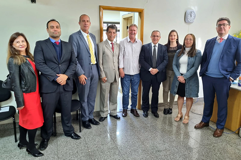 Grupo de membros do Judiciário Capixaba posam para foto.