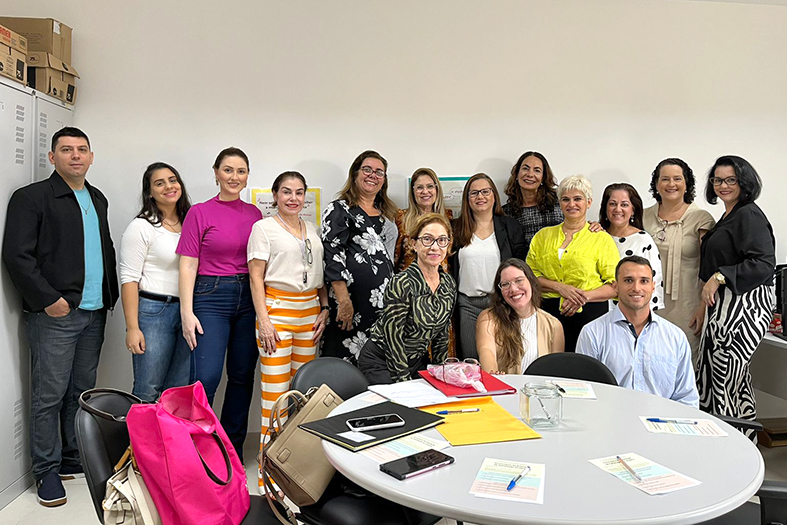 Servidores do NUPEMEC e alunos do curso de formação de Mediadores Judiciais posam para foto.