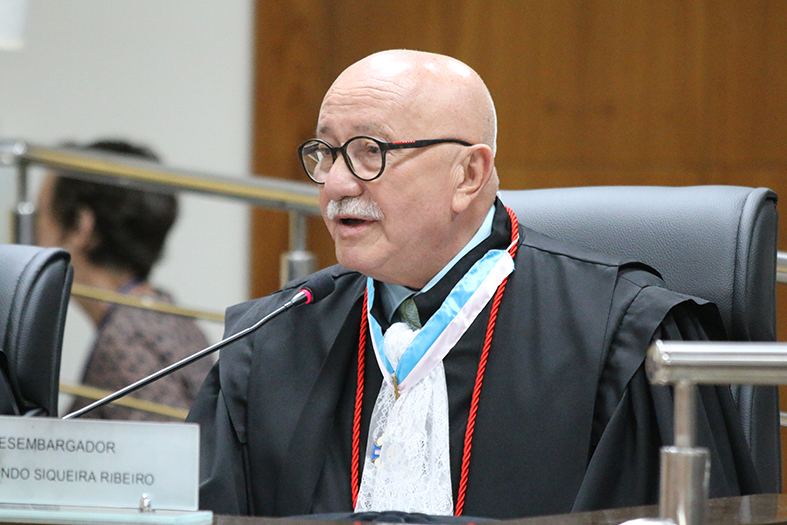 Desembargador Raimundo Siqueira Ribeiro, homem de pele branca e calvo.
