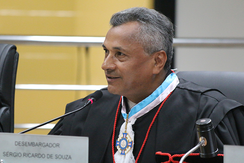 Desembargador Sérgio Ricardo de Souza, homem de pele negra e cabelos grisalhos.