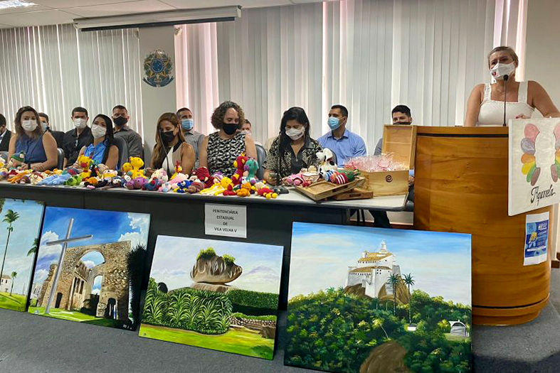 Diversas autoridades do Estado do Espírito Santo compondo mesa de honra em evento.