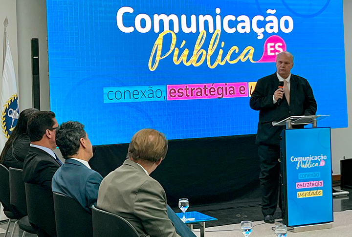 Vice Presidente do TJES, desembargador Namyr Souza discursa durante evento.