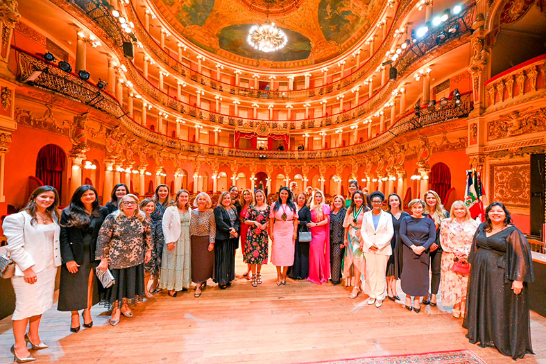 As Ouvidoras das Mulheres do Poder Judiciário dos Estados brasileiros posam para foto na Ópera de Manaus, um teatro com decoração em estilo renascentista.