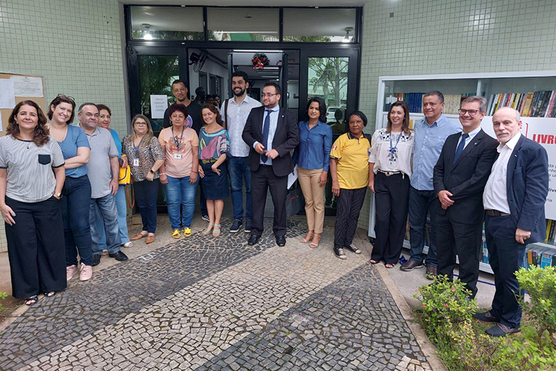 Servidores e Magistrados posam para foto.
