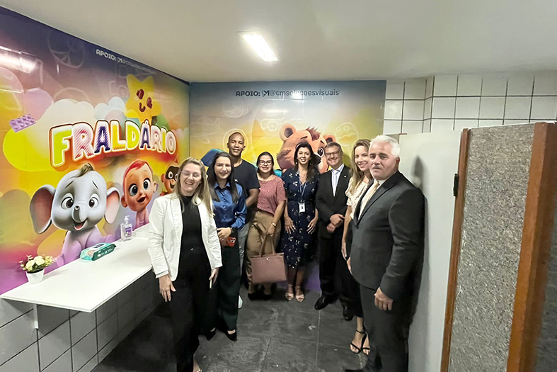 Servidores e Magistrado do fórum de Cachoeiro de Itapemirim/ES posam para foto no local de instalação do fraldário.
