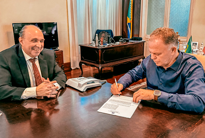 O presidente do TJES, desembargador Samuel Meira Brasil Jr. conversa com o Governador do Estado do Espírito Santo, Renato Casagrande.