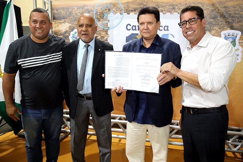 Autoridades diversas posam para foto.