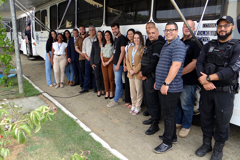Servidores de diversos órgãos estaduais posam para foto.