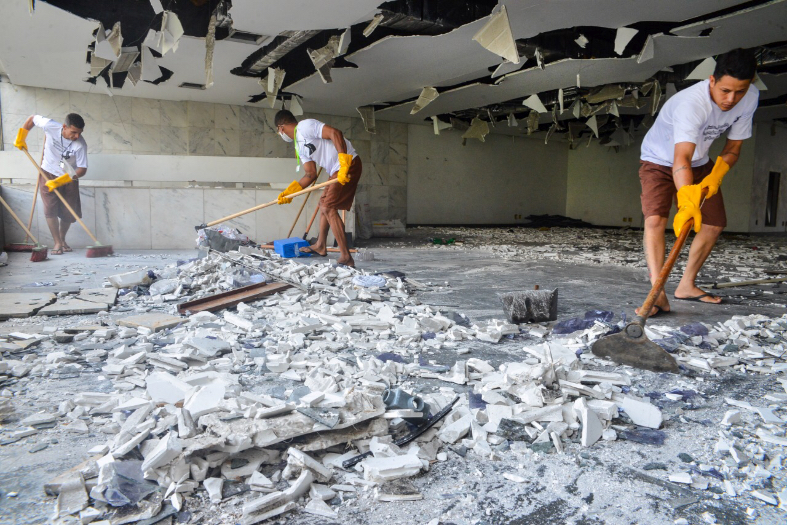 Pessoas trabalhando nas obras de um edifício.