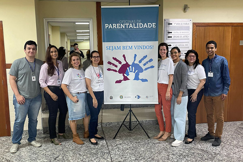Servidores do 7º CEJUSC possam para foto.