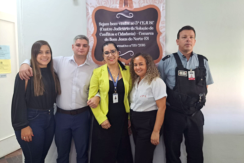 Servidores diversos posam para foto.
