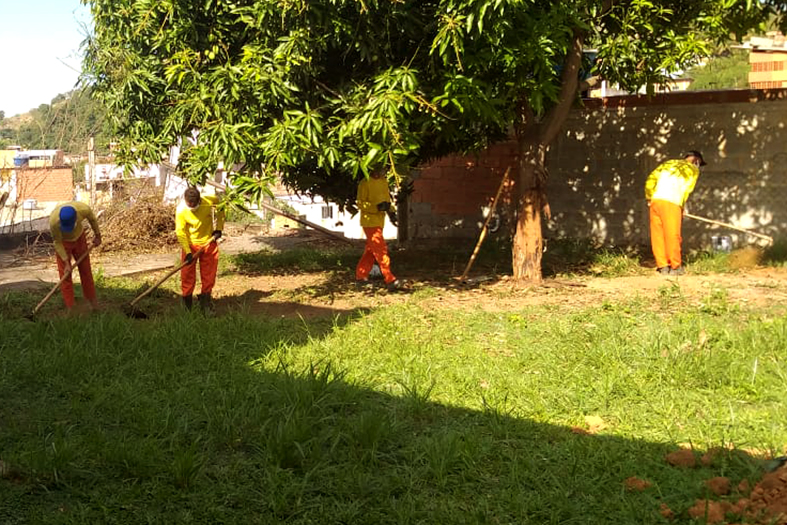 internos trajando uniforme da penitenciária semiaberta de cariacica trabalham preparando um terreno para cultivo de plantas