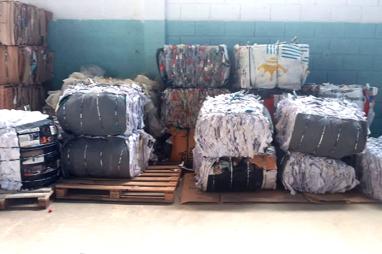 Materiais recicláveis empilhados.