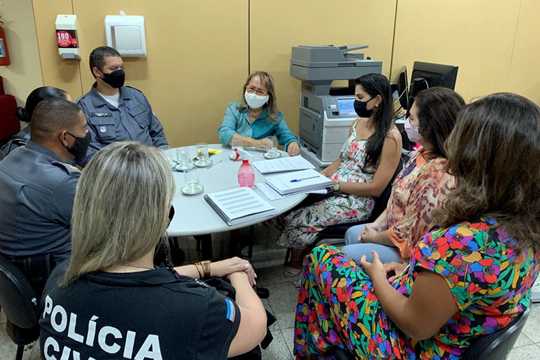 grupo de pessoas reunidas ao redor de uma mesa