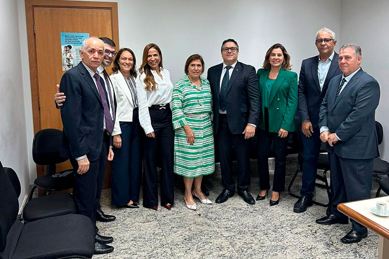 Autoridades do judiciário capixaba posam para foto.
