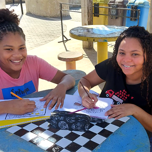 As irmãs Isabelly (11 anos) e Ludimila (14 anos) têm a pele parda, cabelos pretos e anelados.