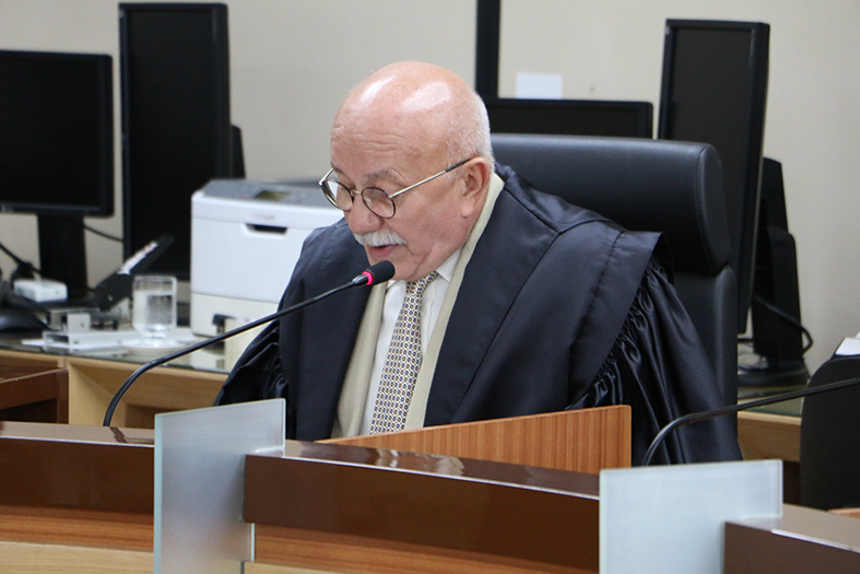 Juiz Raimundo Siqueira lendo um voto na sessão